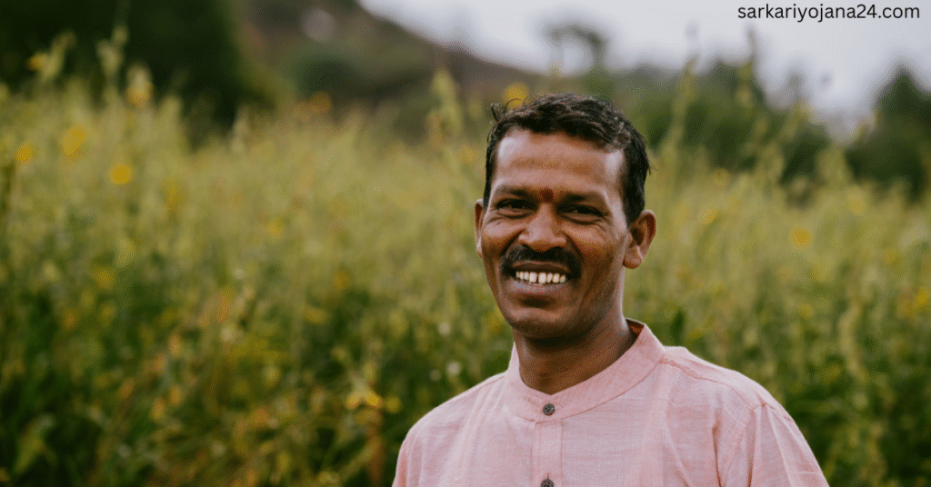 "प्रधानमंत्री किसान मानधन योजना के अंतर्गत पेंशन के लिए रजिस्ट्रेशन कराता किसान"