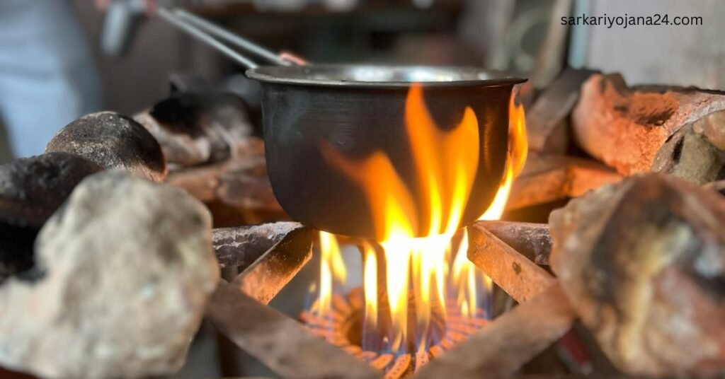 प्रधानमंत्री उज्ज्वला योजना 2.0 के तहत ग्रामीण महिला को मुफ्त एलपीजी गैस कनेक्शन प्राप्त करते हुए